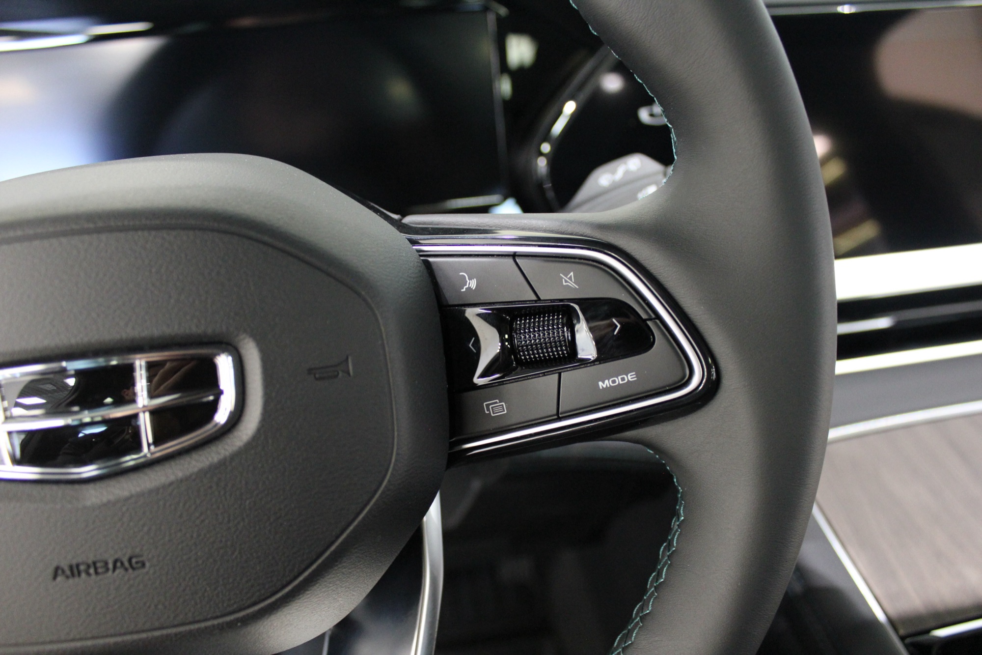 Geely Monjaro в шоуруме Експо Кар